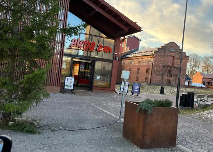 Bohemian Luxury With Private Sauna, Own Carparking, 3 Km From Airport