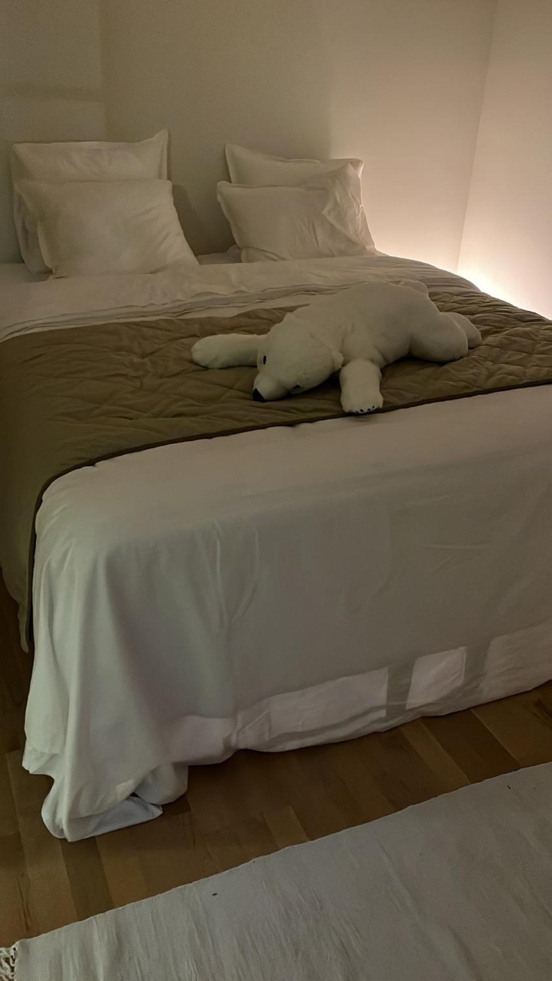 Апартаменты Bohemian Luxury With Private Sauna, Own Carparking, 3 Km From Airport